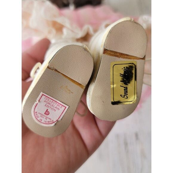 Brinn's sound of music porcelain doll wind up music - Picture 9 of 9